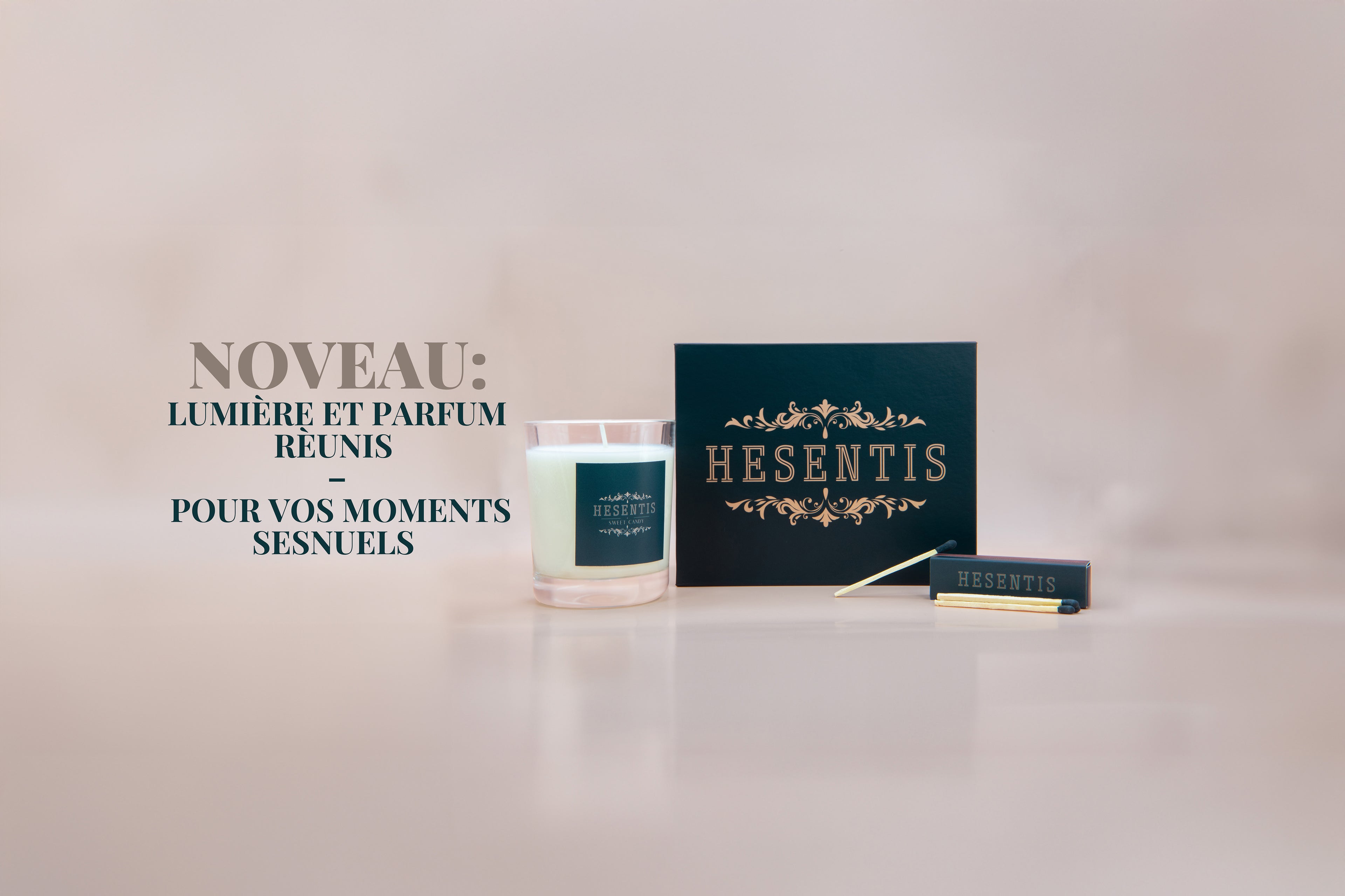 Elégant coffret cadeau de Hesentis avec bougie parfumée à base de cire de soja et de coco, accompagnée d'allumettes, présentée sur fond neutre.