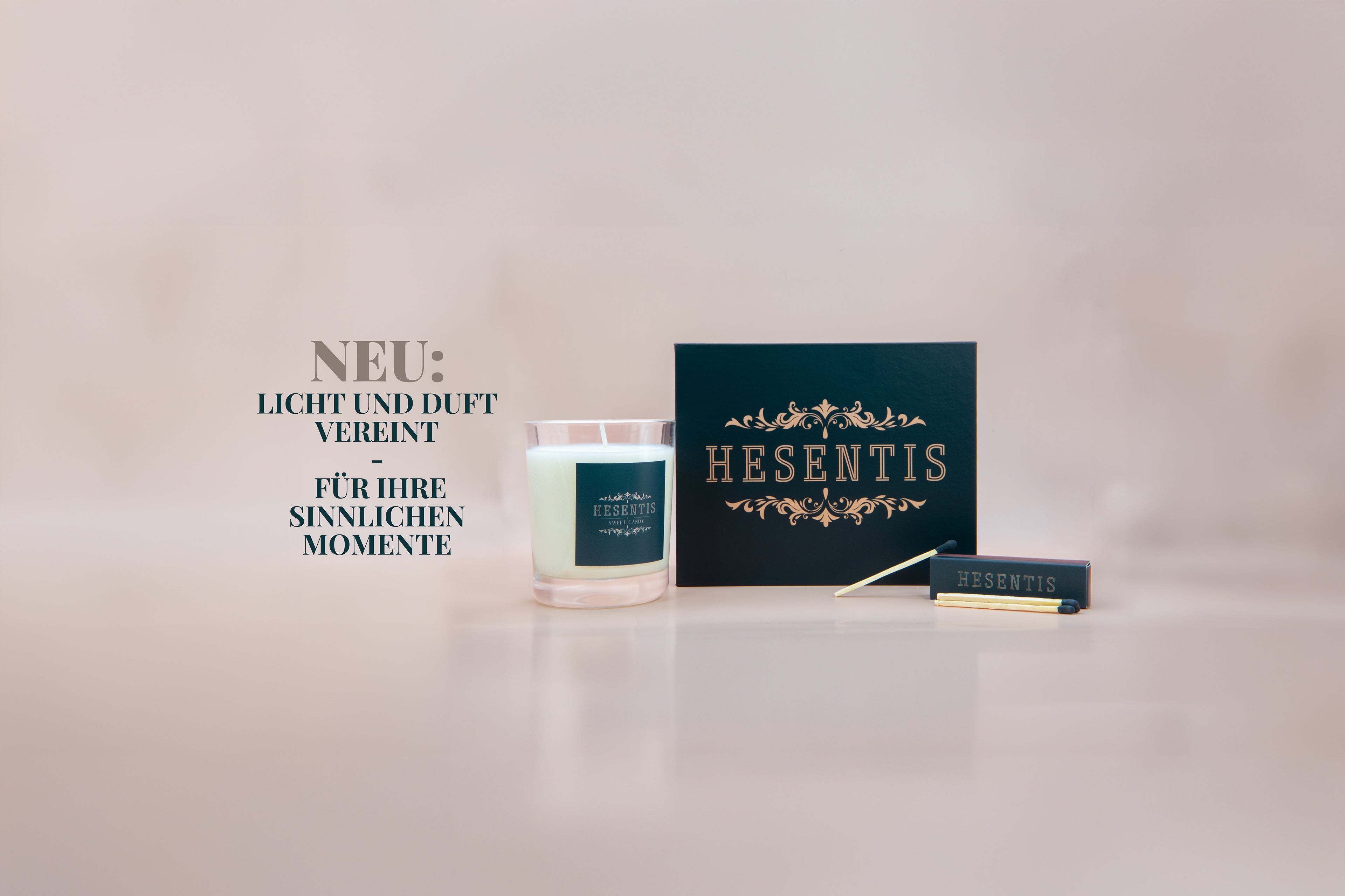 Elegante Geschenkbox von Hesentis mit Duftkerze, begleitet von Streichhölzern, präsentiert auf neutralem Hintergrund.